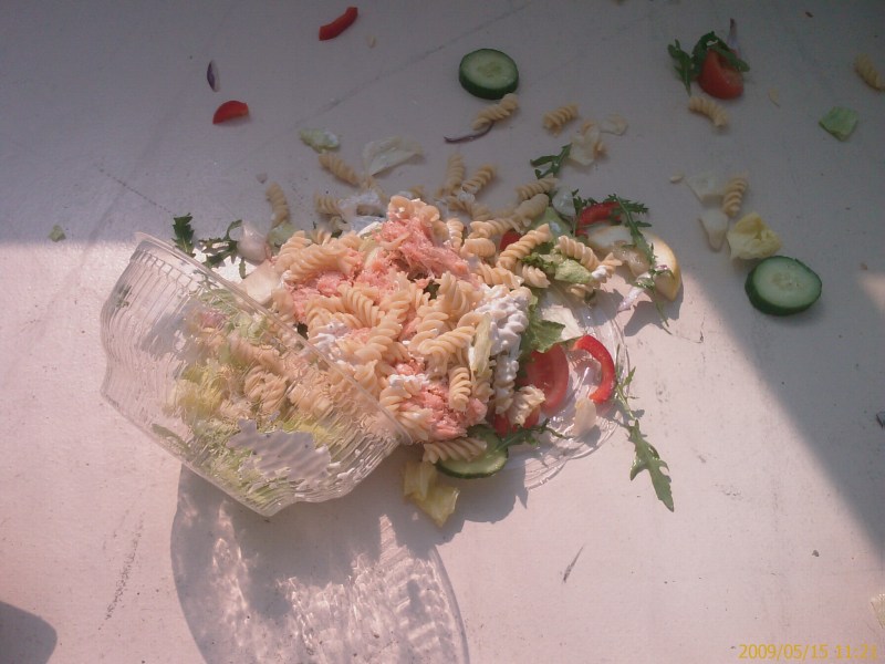 Pastasallad med rökt lax och lite vitlöksolja